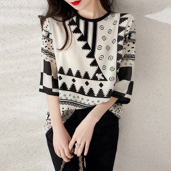 에스퍼 패턴 라운드 블라우스