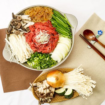 담백한 소고기에 신선한 채소를 가득 담은 소불고기 전골 밀키트 655g