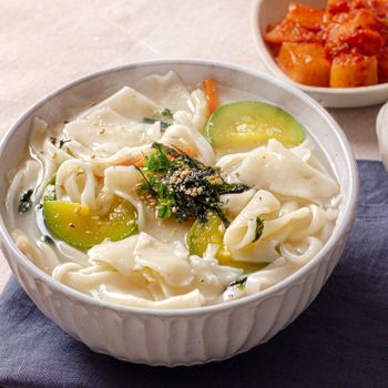손경신 장인의 탱글 쫄깃 생수제비 500g 2봉+생칼국수450g1봉(10인분 내외)스프포..[33619283]