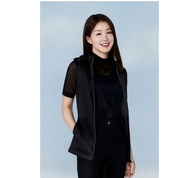 피에이티 여성 이시영 착용 플리츠 메쉬 셔링 디테일 후드 조끼 1L41432