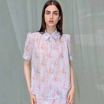 데미지니모닉 플라워 셔링 블루 블라우스_Flower Shirring BL BL