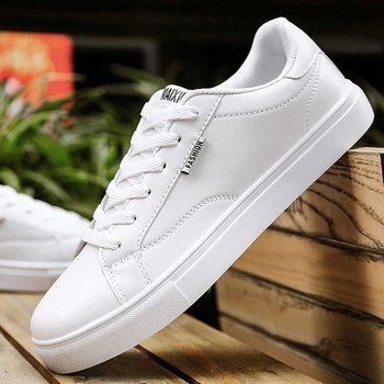 남자 직장인 데일리 출근 룩 화이트 운동화 스니커즈 캠핑신발캠핑패션 등산캠핑신발준비