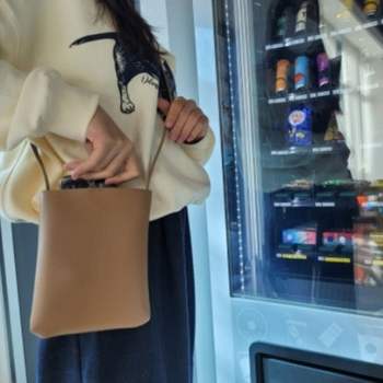 산책가방 핸드폰가방 마이크로백 모카신베이지 작은가방 데일리가방코디 코디하기좋은가방
