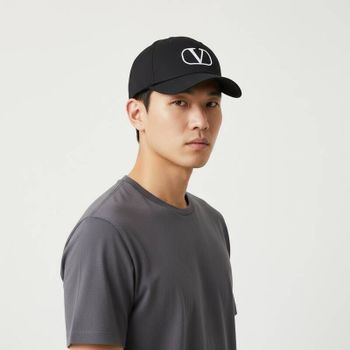 발렌티노 가라바니 브이로고 베이스볼 캡 블랙 HDA10 YFB 0NA 153346743