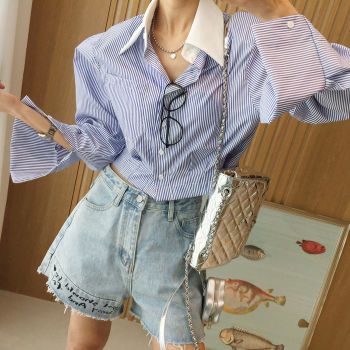 아이미마인 / 포커페이스 배색 카라 어깨패드 핀턱 단추 끈 스트라이프 봄 크롭셔츠 (2color)