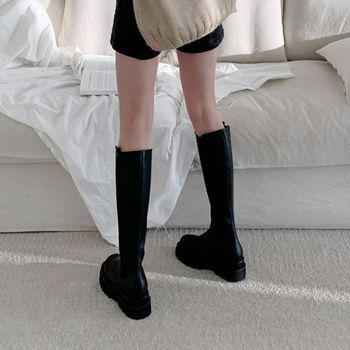 청키솔 포인트로 완성된 트렌디 롱부츠 스타일링 5FWY 청키솔부츠 트렌디부츠 여성롱부츠