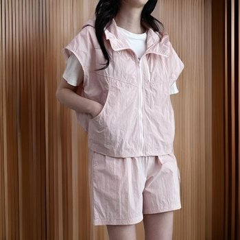 KDD24F7여성 캐주얼 후드 아노락 조끼와 반바지 세트