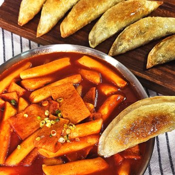 취영루 중화군만두1.4kg+서울순자네 밀떡볶이 밀키트600g(2인분) 세트