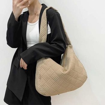 코디하기좋은가방 패딩 숄더백 빗금 무늬 누빔 가방 여성데일리...