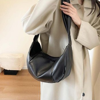 넉넉한통수납 반달 크로스백 바나나크로스백 캐주얼크로스백 폰가방 여행용크로스백