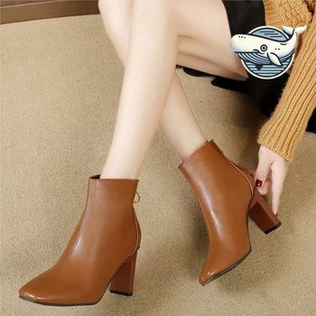 가을 여성용 미들힐 갈색 앵클부츠 스타일링