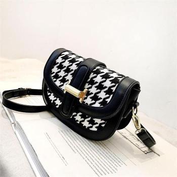 라일리 Rly 하프문 숄더크로스백 20대 여성 직장 패션 데일리 S9603039