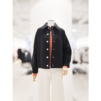 [더아이잗컬렉션]캐시미어 자수 포켓 숏 코트 CNBA0CT461