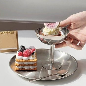 과일이나 아이스크림을 담아 홈카페 분위기 연출 적인 디저트 타임 특별한 테이블웨어