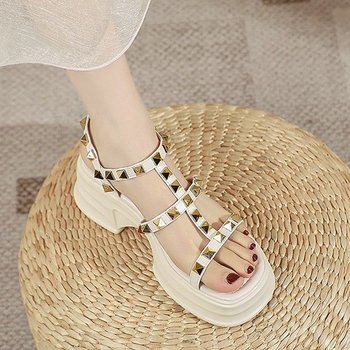 티렌 락스터드 스트랩 샌들